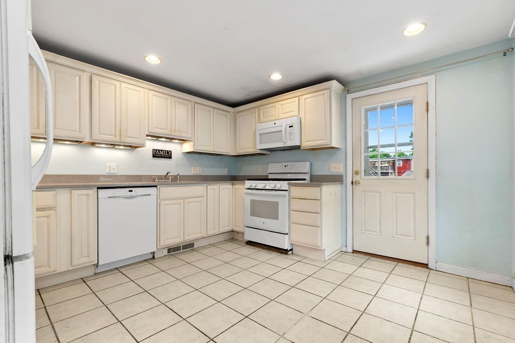 31 Vincent ST, Saugus, MA Photo #15