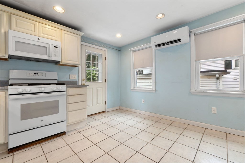 31 Vincent ST, Saugus, MA Photo #18