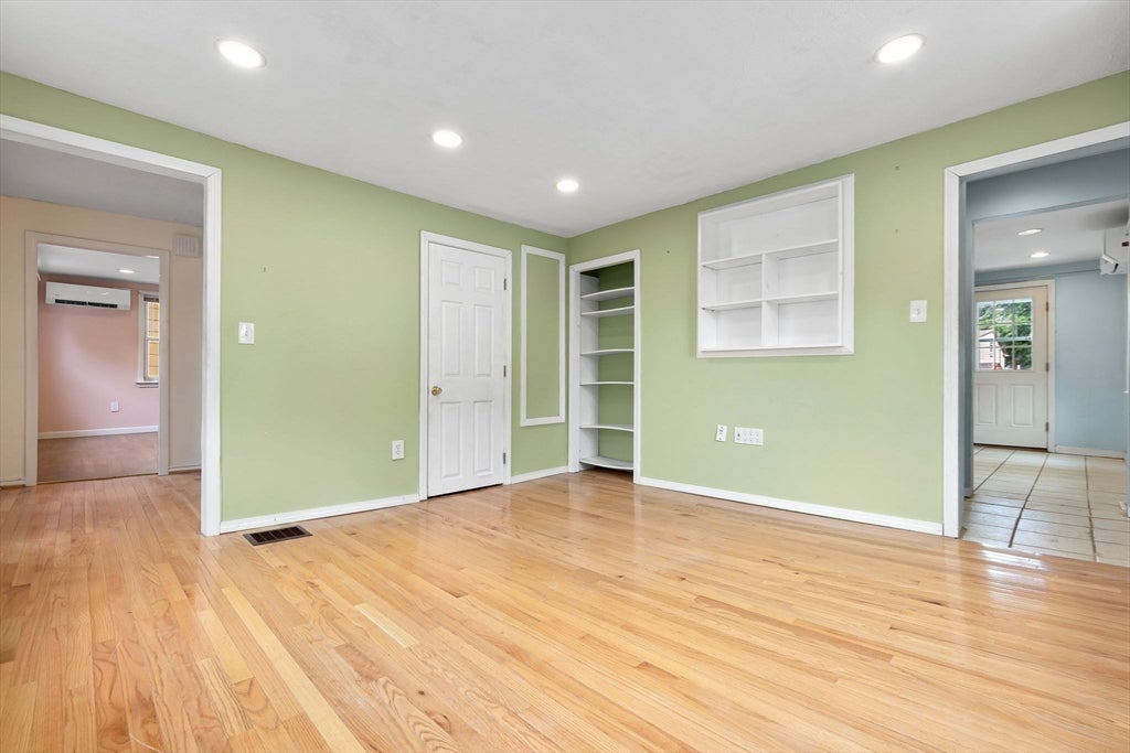 31 Vincent ST, Saugus, MA Photo #14