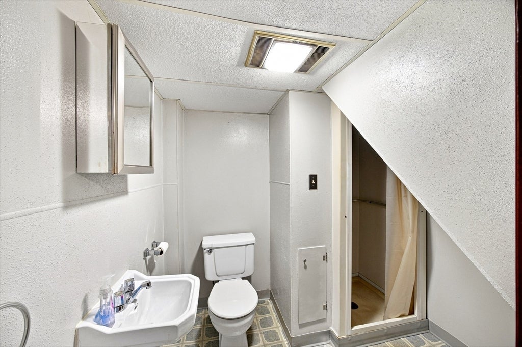 70 Crestwood ST, Chicopee, MA, 70 Crestwood ST, Chicopee, MA Photo #30