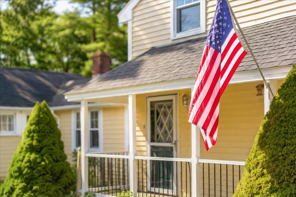 Photo of 2 Bartlett Ave, Duxbury, MA
