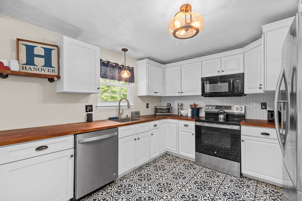 19 Brewster Ln