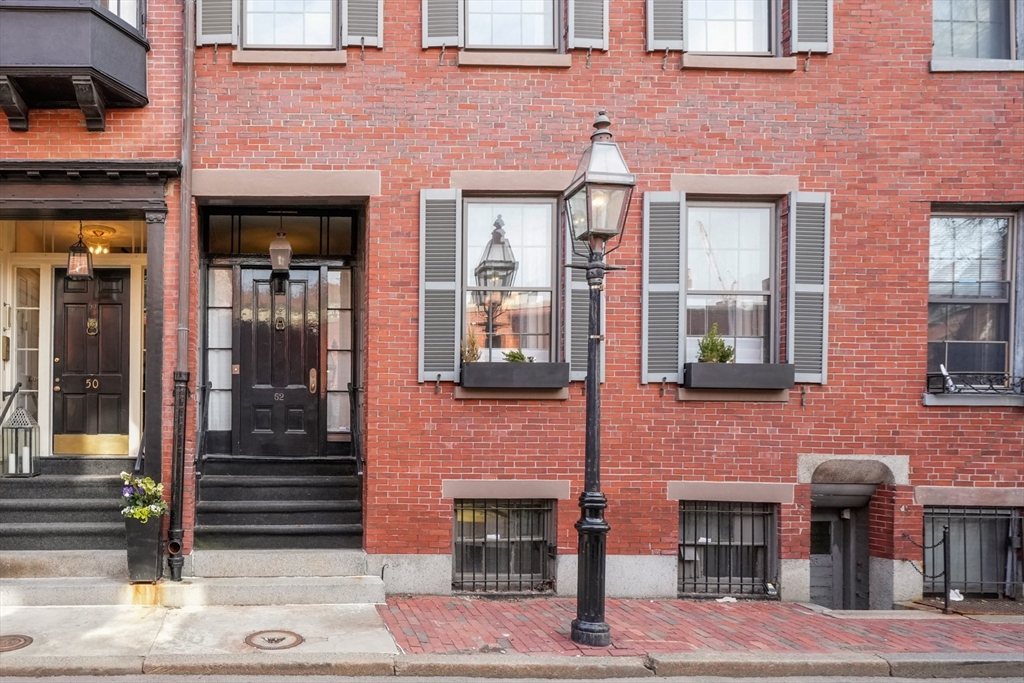 52 River St