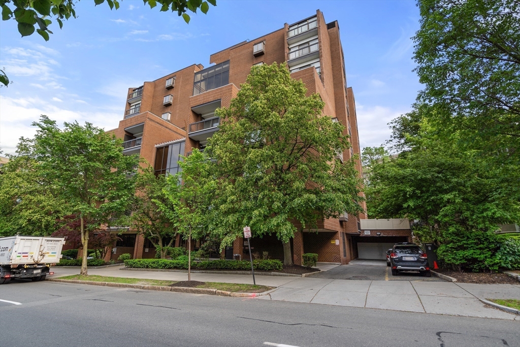 1265 Beacon St 901
