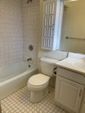 Andover, Massachusetts 01810, United States, 1 Bedroom Bedrooms, ,1 BathroomBathrooms,Residential,Active,152535
