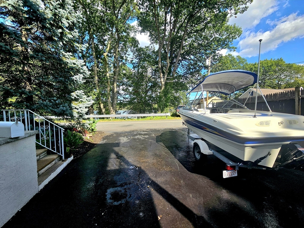 33 Lakeside Dr