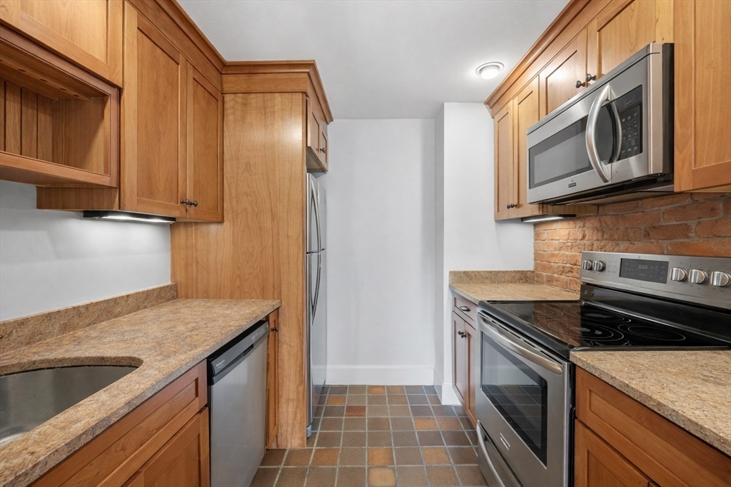 111 Gainsborough Street 404