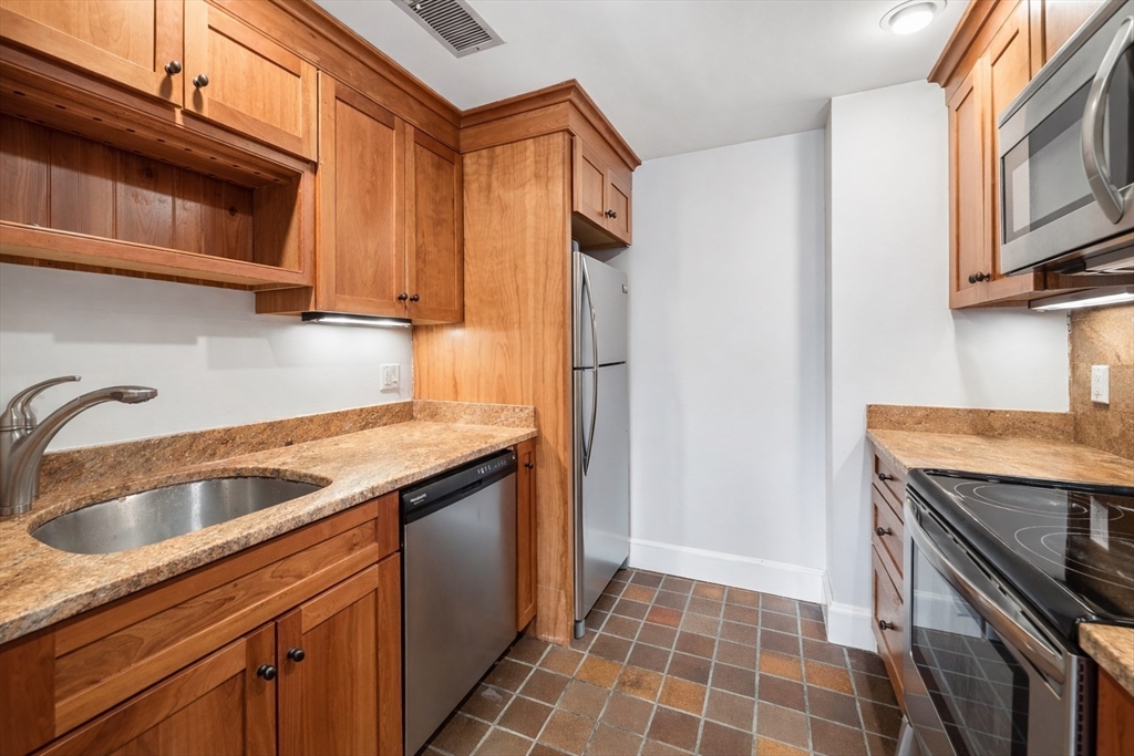 111 Gainsborough Street 404