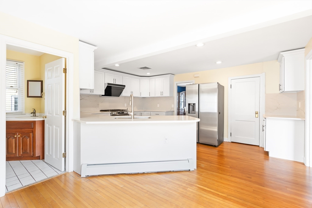 Needham, Massachusetts 02492, United States, 3 Bedrooms Bedrooms, ,3 BathroomsBathrooms,Residential,Contingent,90400