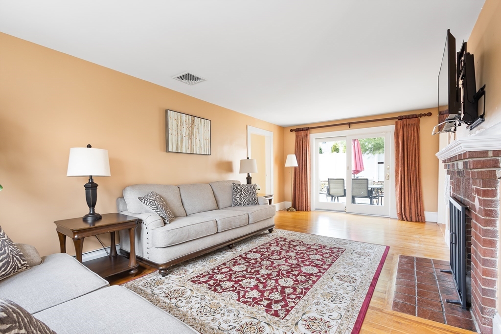 Needham, Massachusetts 02492, United States, 3 Bedrooms Bedrooms, ,3 BathroomsBathrooms,Residential,Contingent,90400