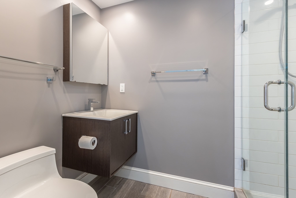 Needham, Massachusetts 02492, United States, 3 Bedrooms Bedrooms, ,3 BathroomsBathrooms,Residential,Contingent,90400