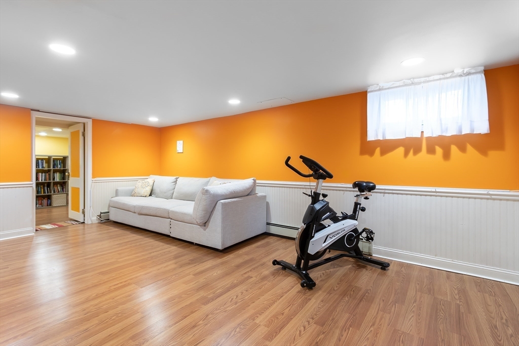 Needham, Massachusetts 02492, United States, 3 Bedrooms Bedrooms, ,3 BathroomsBathrooms,Residential,Contingent,90400