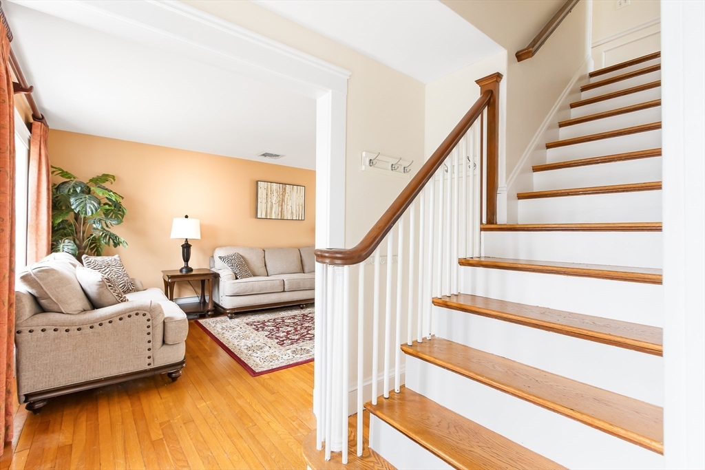 Needham, Massachusetts 02492, United States, 3 Bedrooms Bedrooms, ,3 BathroomsBathrooms,Residential,Contingent,90400