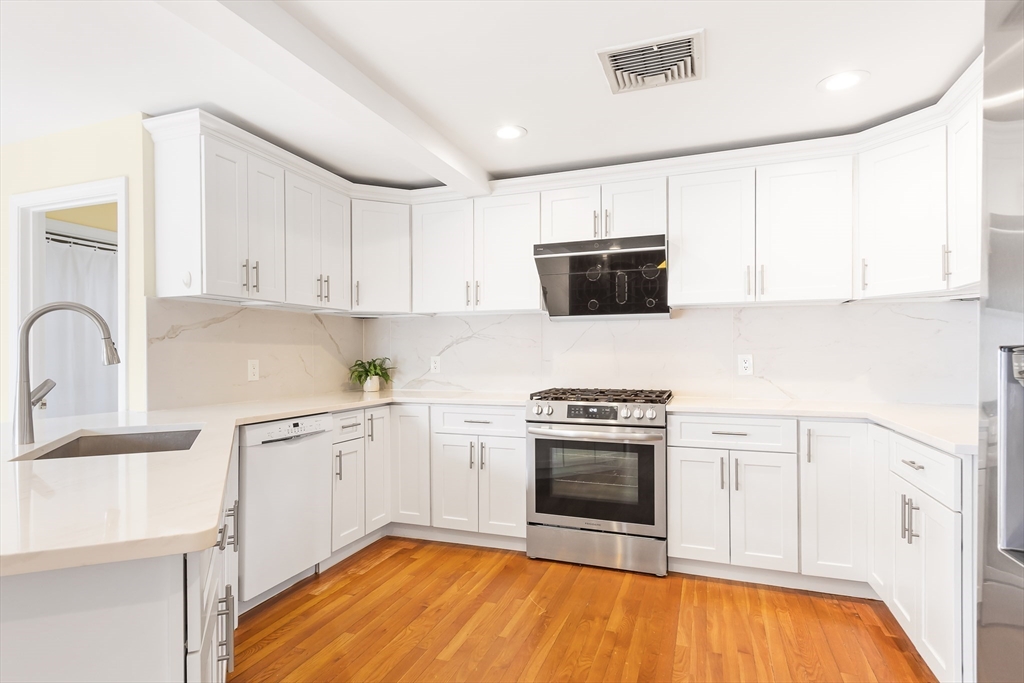 Needham, Massachusetts 02492, United States, 3 Bedrooms Bedrooms, ,3 BathroomsBathrooms,Residential,Contingent,90400