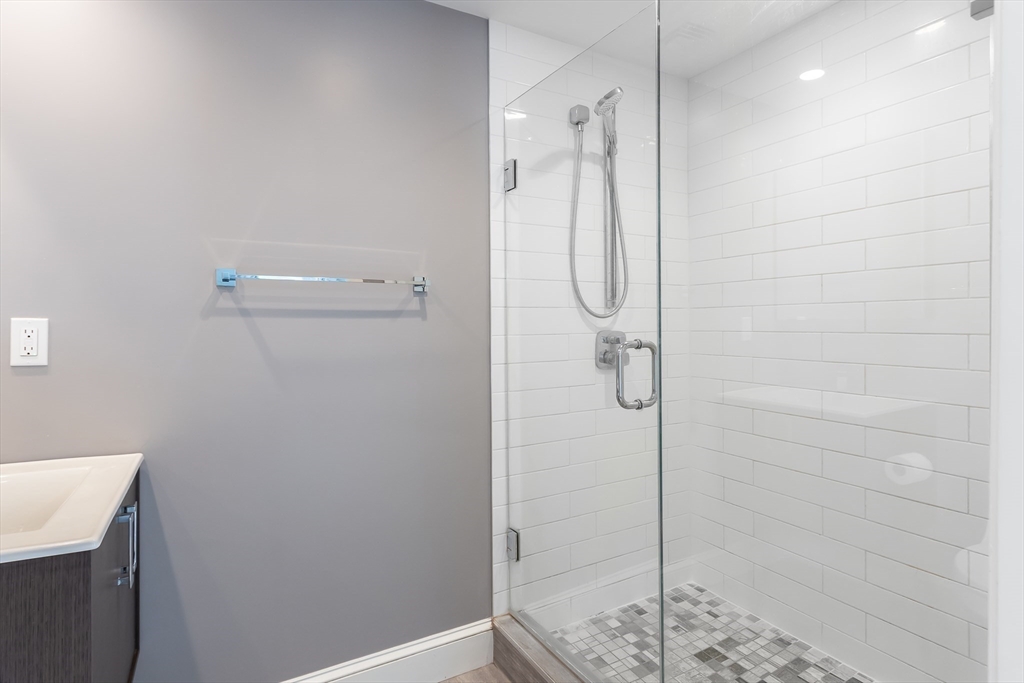 Needham, Massachusetts 02492, United States, 3 Bedrooms Bedrooms, ,3 BathroomsBathrooms,Residential,Contingent,90400