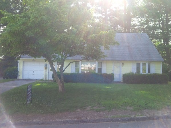 Click for 12 Hadley Rd, Methuen, MA slideshow