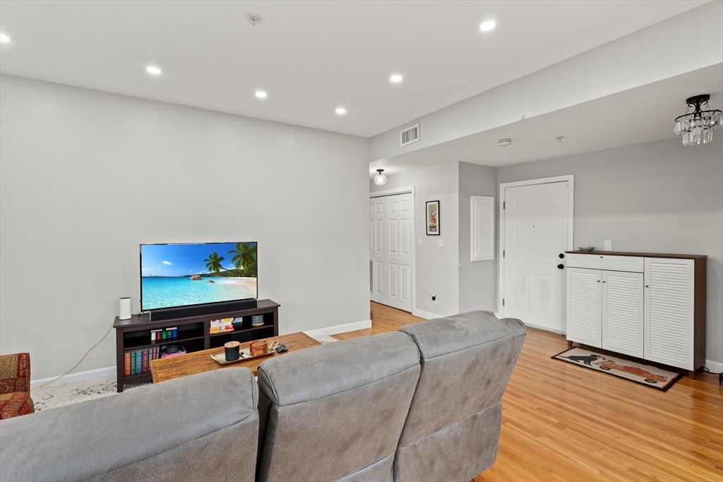 895 Hyde Park Ave 2