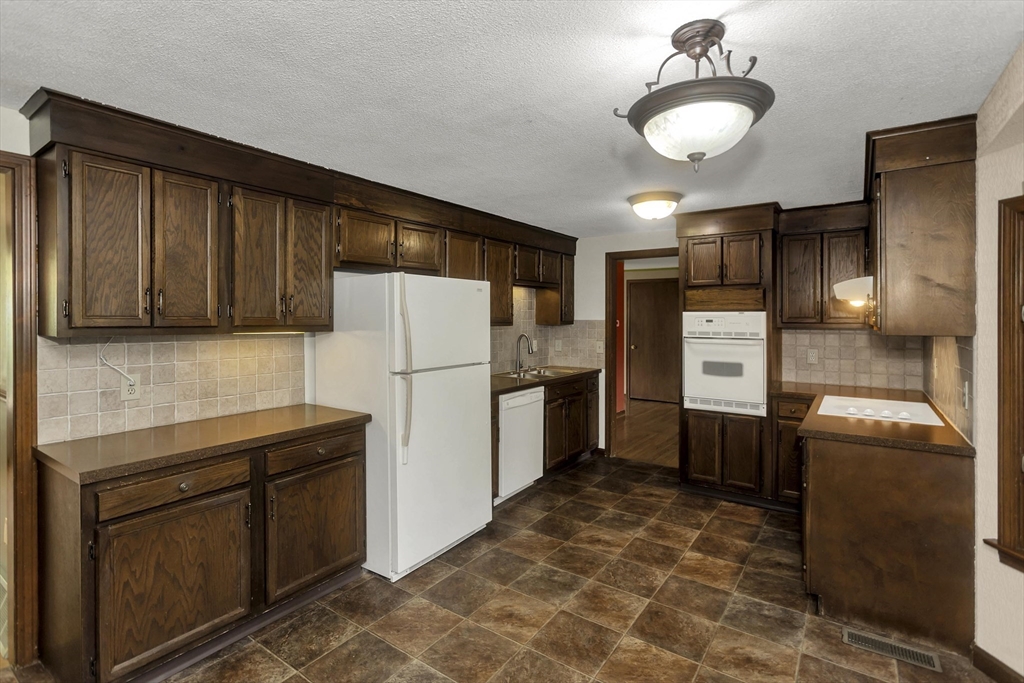 45 Woodcliff Dr, Westfield, MA, 45 Woodcliff Dr, Westfield, MA Photo #2