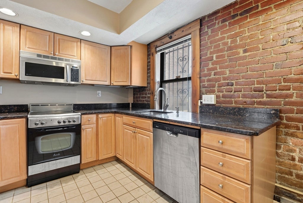 Click for 111 Jersey Street #20A, Boston, MA slideshow Click for 111 Jersey Street #20A, Boston, MA slideshow