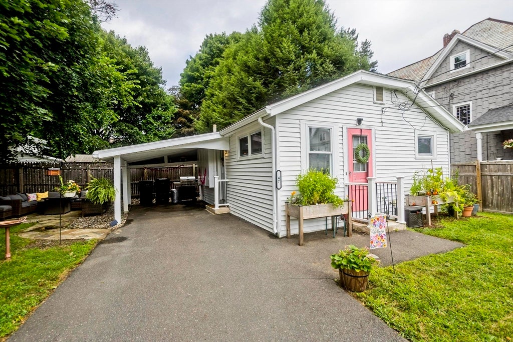 Photo of 47 W School St, Westfield, MA