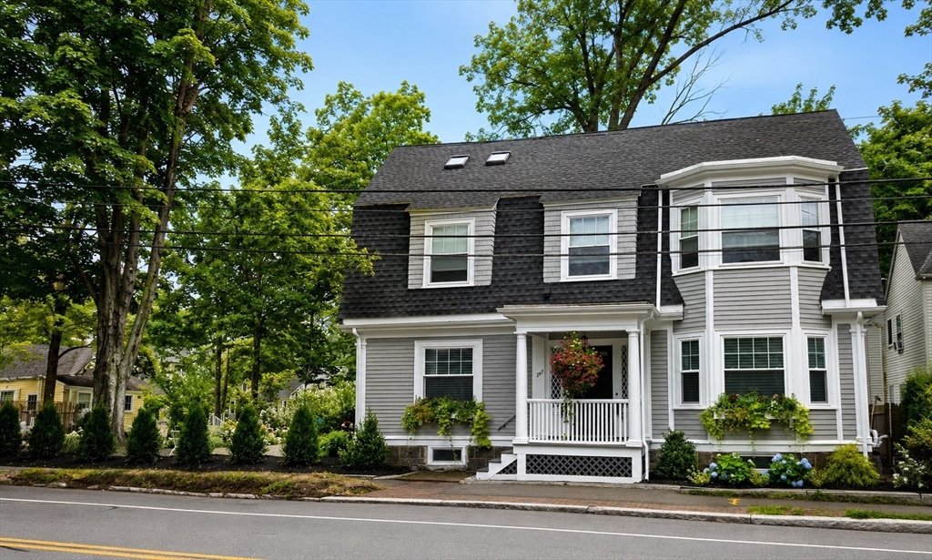 Click for 247 Hale St #2, Beverly, MA slideshow Click for 247 Hale St #2, Beverly, MA slideshow
