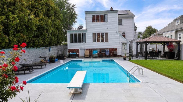 64 SPRAGUE ST, REVERE, MA 02151 - Image d59280b4eabbf2e8a2684c85218c6b1c/300616845