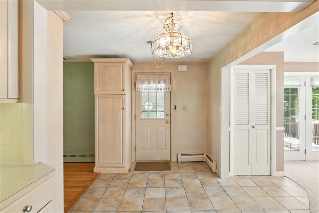 Westfield, Massachusetts 01085, United States, 3 Bedrooms Bedrooms, ,1 BathroomBathrooms,Residential,Pending,144047