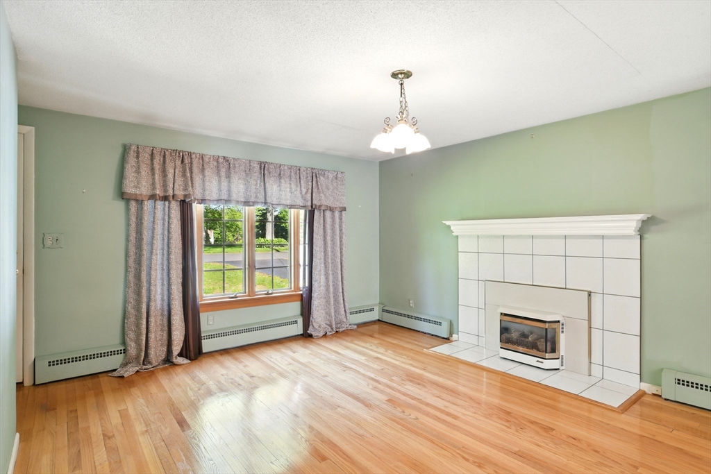 Westfield, Massachusetts 01085, United States, 3 Bedrooms Bedrooms, ,1 BathroomBathrooms,Residential,Pending,144047