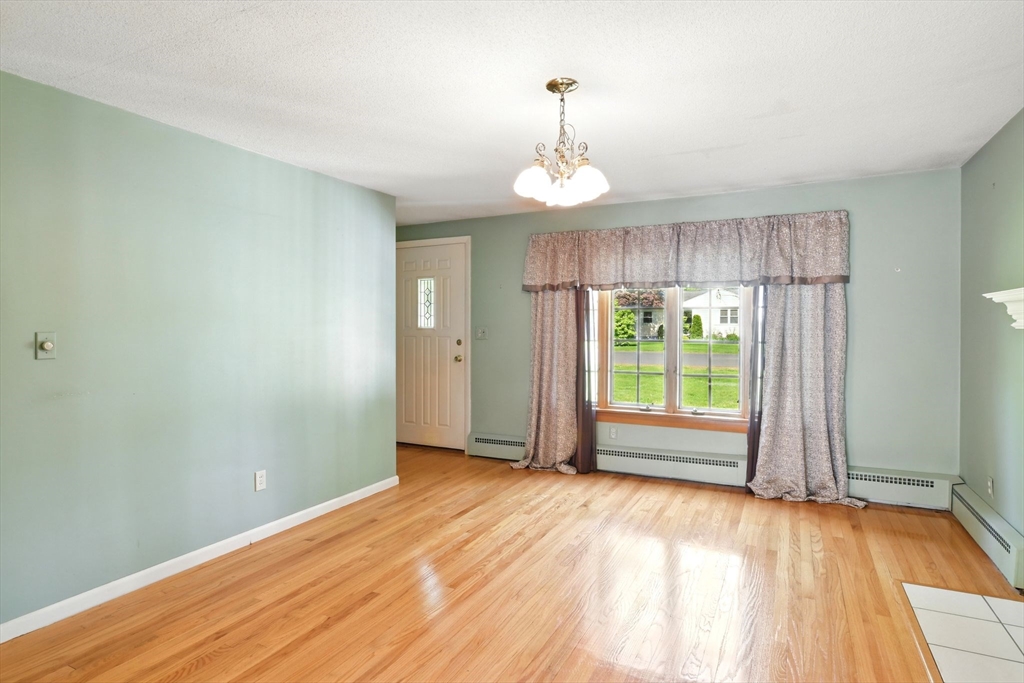 Westfield, Massachusetts 01085, United States, 3 Bedrooms Bedrooms, ,1 BathroomBathrooms,Residential,Pending,144047