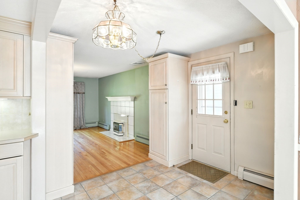 Westfield, Massachusetts 01085, United States, 3 Bedrooms Bedrooms, ,1 BathroomBathrooms,Residential,Pending,144047