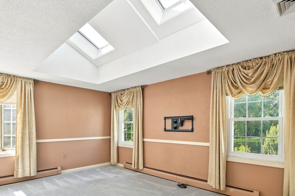 Westfield, Massachusetts 01085, United States, 3 Bedrooms Bedrooms, ,1 BathroomBathrooms,Residential,Pending,144047