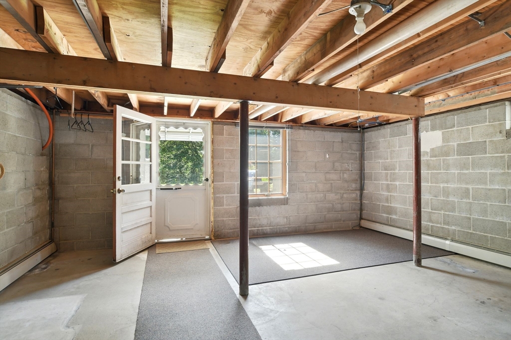 Westfield, Massachusetts 01085, United States, 3 Bedrooms Bedrooms, ,1 BathroomBathrooms,Residential,Pending,144047