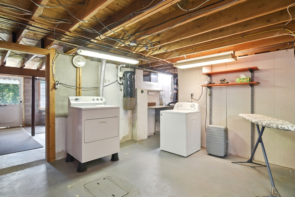 Westfield, Massachusetts 01085, United States, 3 Bedrooms Bedrooms, ,1 BathroomBathrooms,Residential,Pending,144047