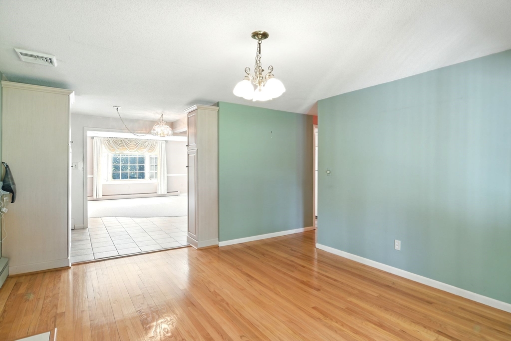 Westfield, Massachusetts 01085, United States, 3 Bedrooms Bedrooms, ,1 BathroomBathrooms,Residential,Pending,144047