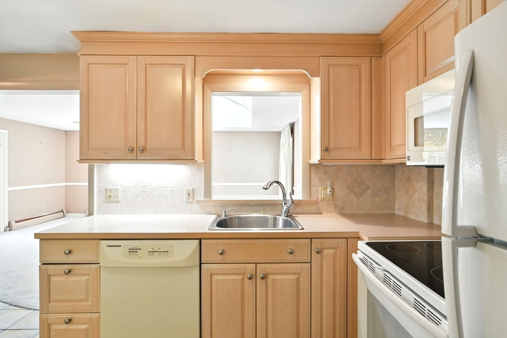 Westfield, Massachusetts 01085, United States, 3 Bedrooms Bedrooms, ,1 BathroomBathrooms,Residential,Pending,144047