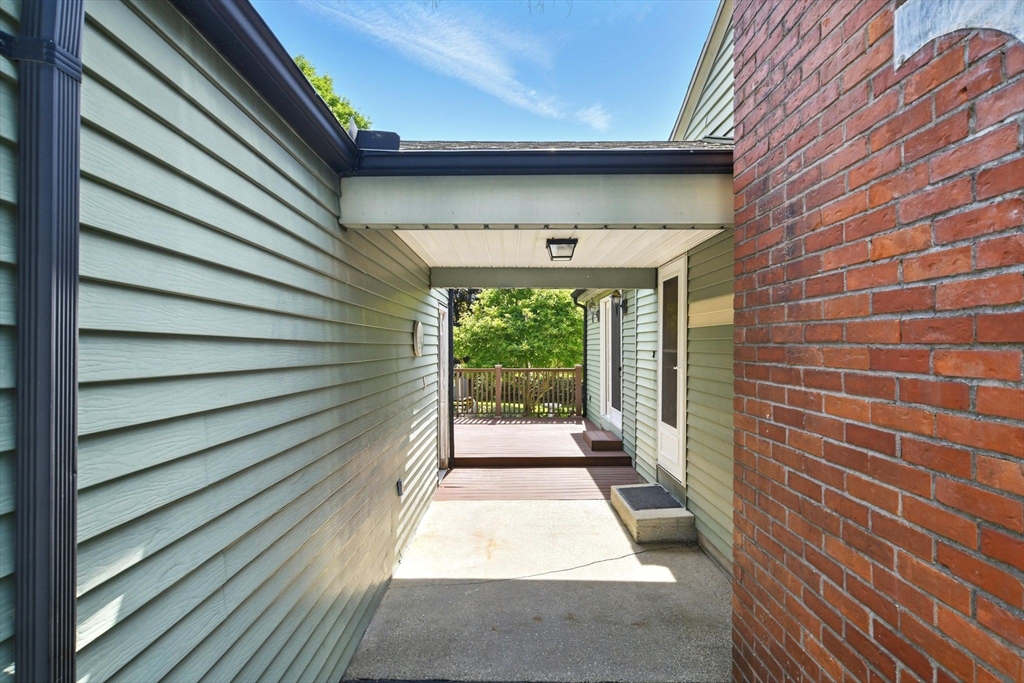 Westfield, Massachusetts 01085, United States, 3 Bedrooms Bedrooms, ,1 BathroomBathrooms,Residential,Pending,144047