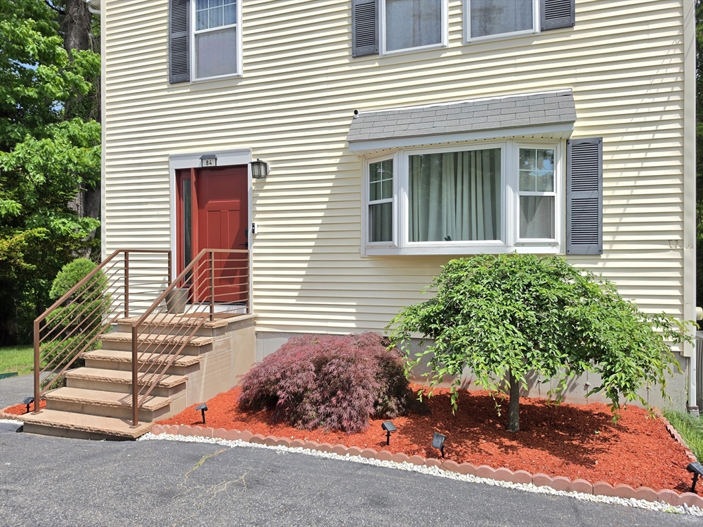 84 W Union St