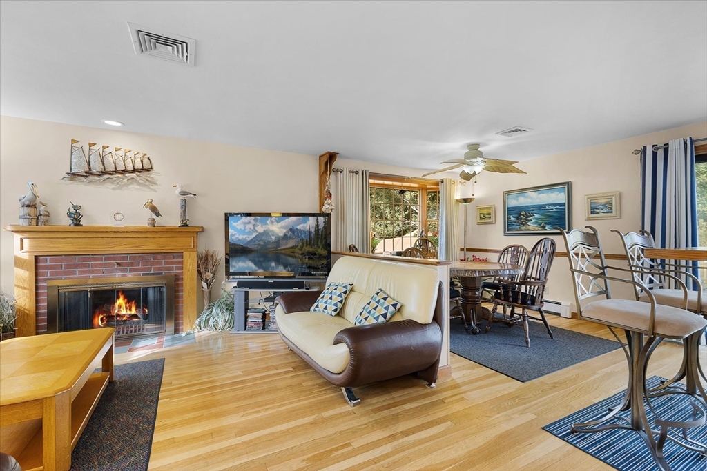 76 Williamsburg Ave