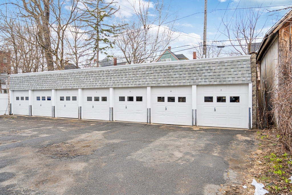 Springfield, Massachusetts 01108, United States, 4 Bedrooms Bedrooms, ,2 BathroomsBathrooms,Residential,Pending,103968