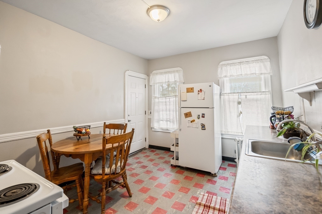 Springfield, Massachusetts 01108, United States, 4 Bedrooms Bedrooms, ,2 BathroomsBathrooms,Residential,Pending,103968