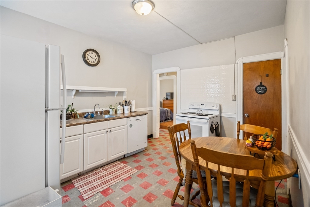 Springfield, Massachusetts 01108, United States, 4 Bedrooms Bedrooms, ,2 BathroomsBathrooms,Residential,Pending,103968