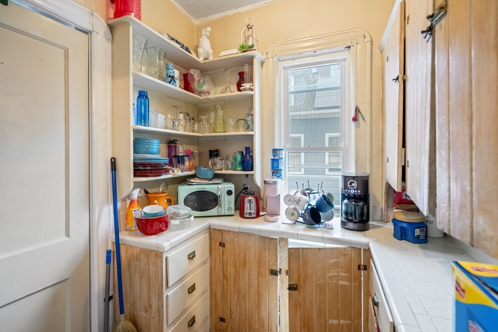 Springfield, Massachusetts 01108, United States, 4 Bedrooms Bedrooms, ,2 BathroomsBathrooms,Residential,Pending,103968