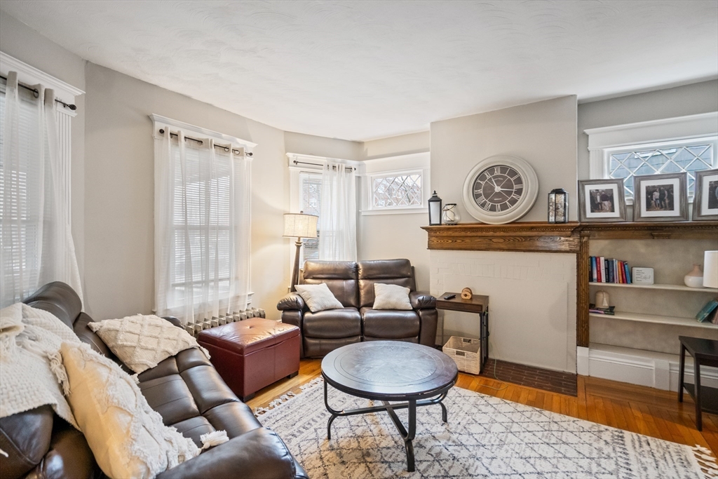 Springfield, Massachusetts 01108, United States, 4 Bedrooms Bedrooms, ,2 BathroomsBathrooms,Residential,Pending,103968