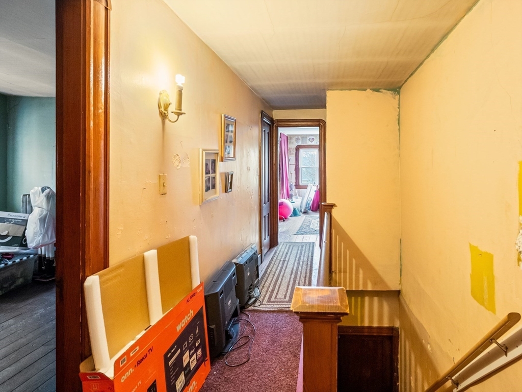 Springfield, Massachusetts 01108, United States, 4 Bedrooms Bedrooms, ,2 BathroomsBathrooms,Residential,Pending,103968