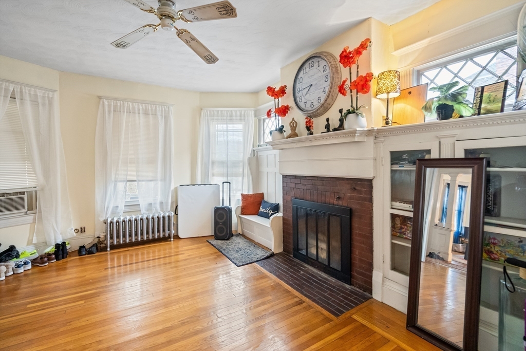 Springfield, Massachusetts 01108, United States, 4 Bedrooms Bedrooms, ,2 BathroomsBathrooms,Residential,Pending,103968