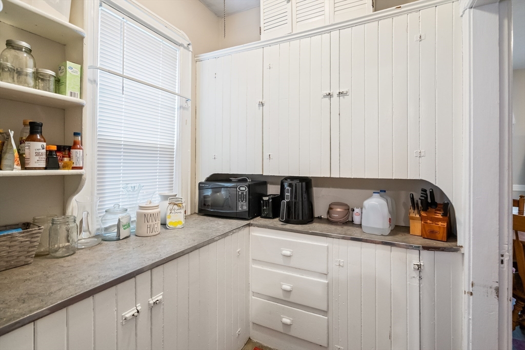 Springfield, Massachusetts 01108, United States, 4 Bedrooms Bedrooms, ,2 BathroomsBathrooms,Residential,Pending,103968