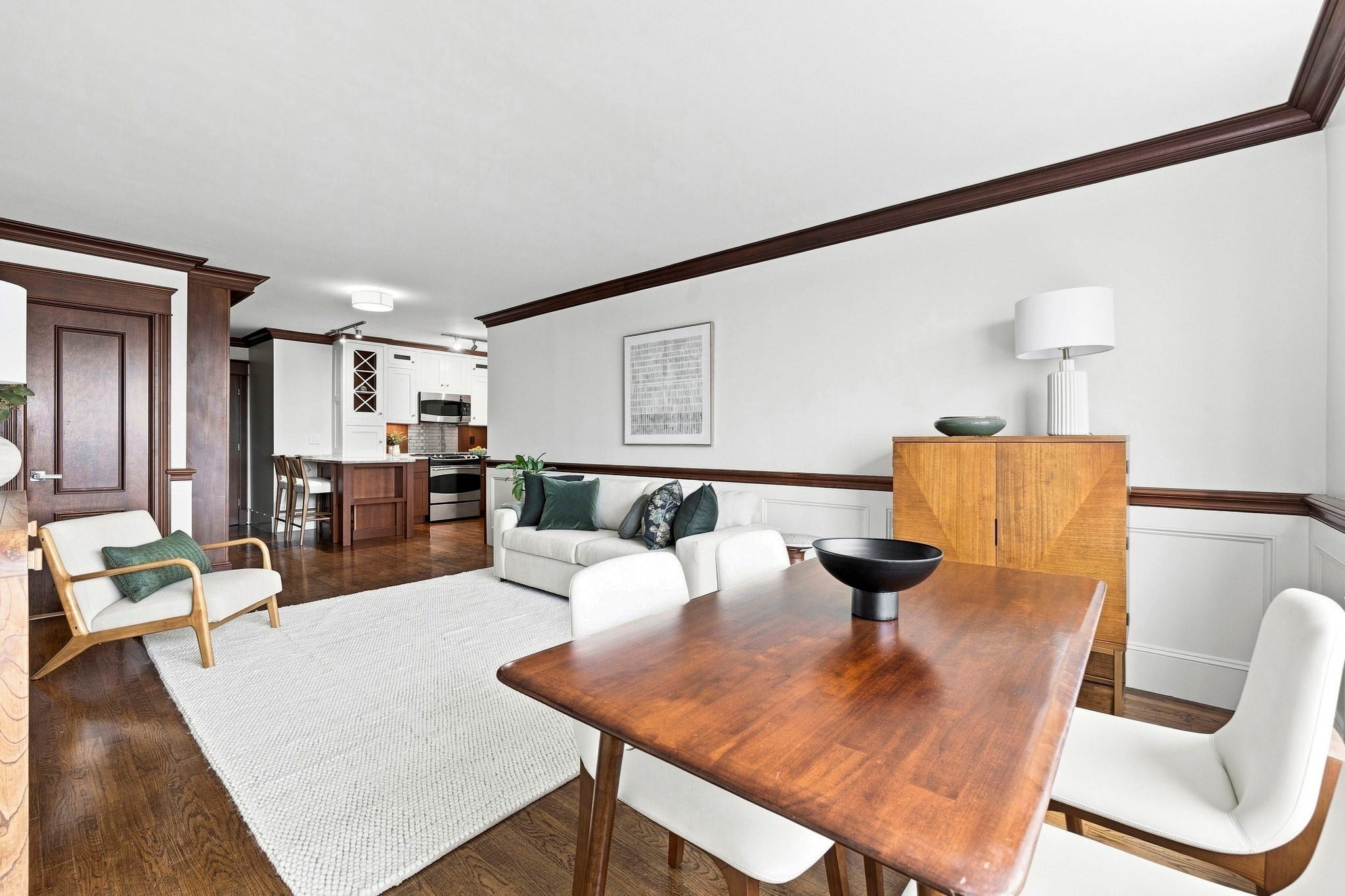 85 E India Row 8A
