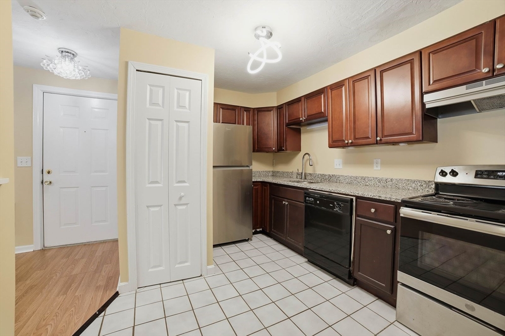 11 Gibbs St B17