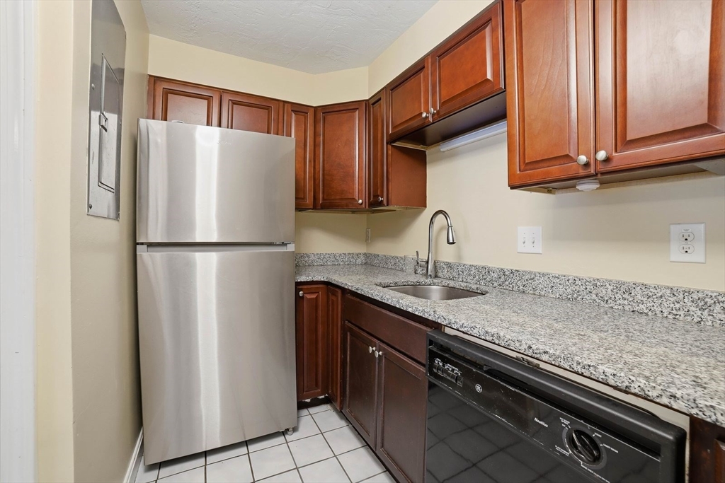 11 Gibbs St B17