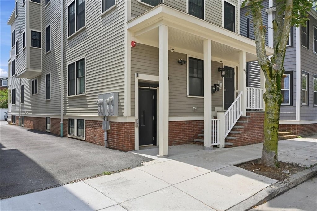 Click for 613 E 6th St #3, Boston, MA slideshow